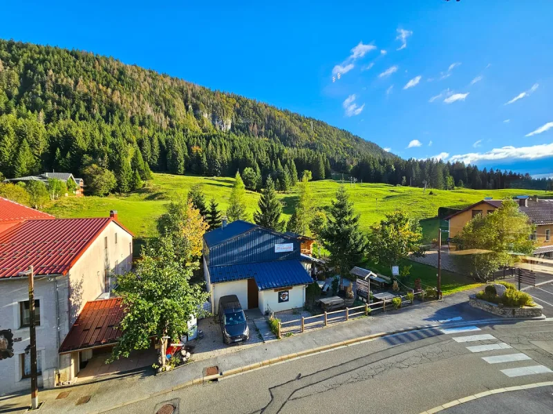 Un refuge montagnard face aux cimes
